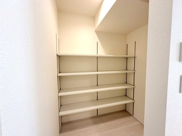 リーブルファイン　岐阜市西川手　全4区画分譲の玄関|大容量のシューズ収納付きで玄関周りもすっきり！玄関ドアからの光が玄関ホールを明るくしてくれます。