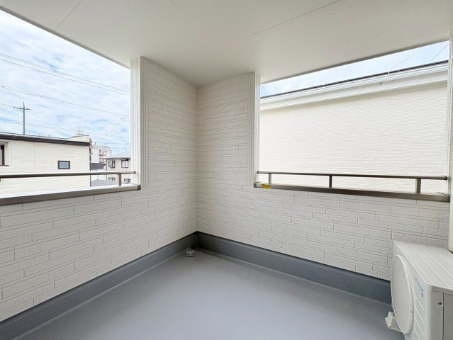 リーブルファイン　岐阜市西川手　全4区画分譲のバルコニー|バルコニーは南向きで洗濯物もよく乾きます！強度と表面積硬度を持つFPRで防水しています。