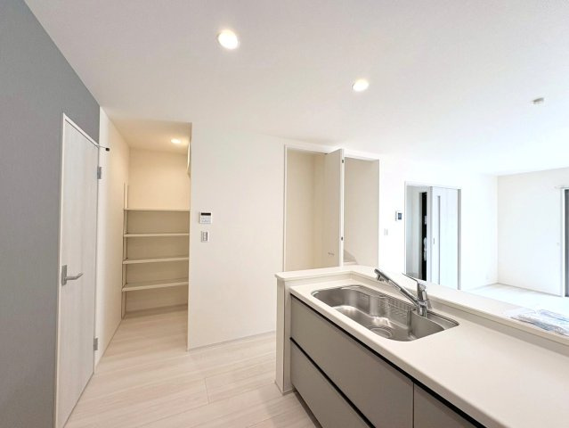 リーブルファイン　岐阜市西川手　全4区画分譲のキッチン|キッチン横には大容量の収納付き！ストックもたっぷり入ります。