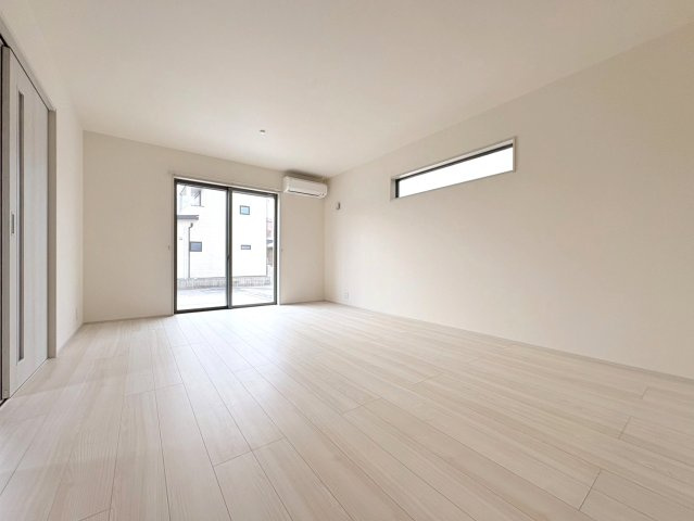 リーブルファイン　岐阜市西川手　全4区画分譲の居間・リビング|明るい日差しをふんだんに取り込んだリビングダイニングは家族の笑顔につつまれた素敵な空間になります。
一建設の家は精度が高く丈夫な工法を採用し、「住宅トップランナー基準」に対応しています。