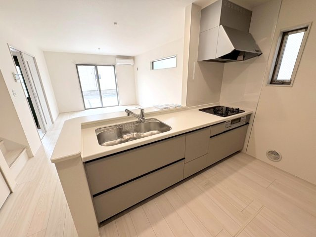 リーブルファイン　岐阜市西川手　全4区画分譲のキッチン|機能的で手入れがしやすいシステムキッチンでお掃除も楽々。蛇口は浄水器内蔵型で節湯CI対応水栓です。　
人造大理石カウンターやキッチンパネルなど明るくきれいにお使いいただけます。