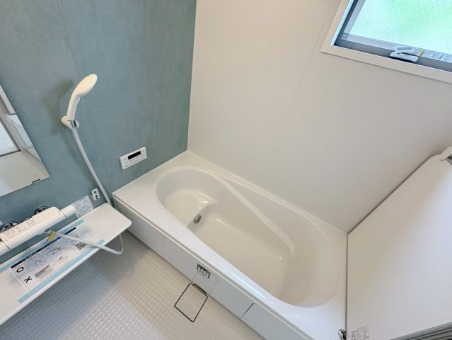 リーブルファイン　岐阜市西川手　全4区画分譲の浴室|明るく清潔感がある浴室。浴槽は環境にやさしい節水タイプ。浴槽内ステップで半身浴、親子入浴も安心です。
洗い場の床は乾きやすく滑りにくい快適仕様、水はけが良くカビの発生を軽減できます。
