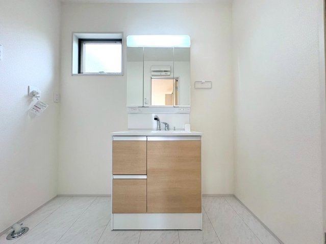 リーブルファイン　岐阜市西川手　全4区画分譲の独立洗面台|洗面化粧台 幅 750mm、軽く割れにくい洗面ボールと場所をとらないコンパクト設計の本体キャビネットです。
ミラー扉の内側は全て収納スペースです。リフトアップシャワーを採用し両手が自由に使えます