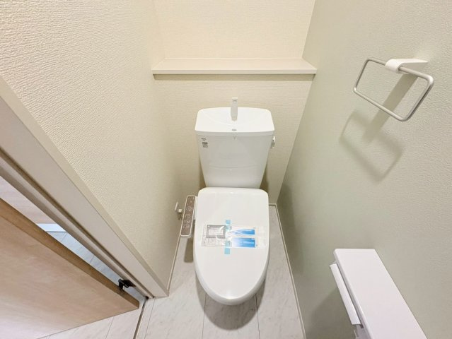 リーブルファイン　岐阜市西川手　全4区画分譲のトイレ|超表面平滑加工とイオンパワーの「セフィオンテクト」加工で、汚れが付きにくく落ちやすい仕様で清潔です。
便器にフチがないので汚れが隠れて見えない部分がありません。お手入れがとってもラクラクです。