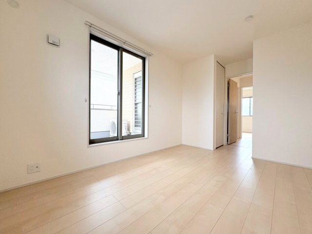リーブルファイン　岐阜市西川手　全4区画分譲の洋室|全居室にたっぷり収納できる大型クローゼット、居室部分の窓ガラスには間に空気層を設けたペアガラスを採用。
高い断熱性と共にガラス面の結露対策にも効果を発揮します。