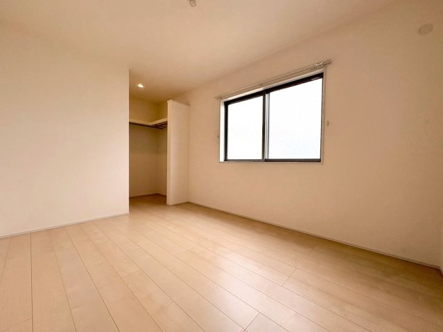 リーブルファイン　岐阜市西川手　全4区画分譲の洋室|全居室にたっぷり収納できる大型クローゼット、居室部分の窓ガラスには間に空気層を設けたペアガラスを採用。
高い断熱性と共にガラス面の結露対策にも効果を発揮します。
