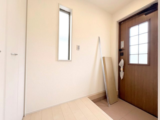 リーブルファイン　岐阜市西川手　全4区画分譲の玄関|大容量のシューズ収納付きで玄関周りもすっきり！玄関ドアからの光が玄関ホールを明るくしてくれます。