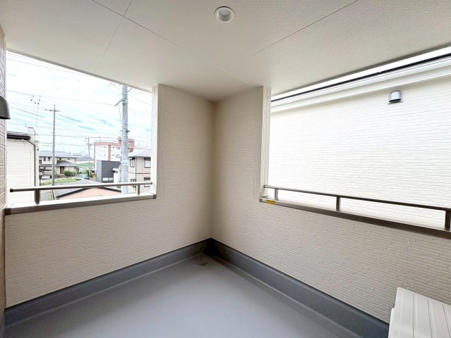 リーブルファイン　岐阜市西川手　全4区画分譲のバルコニー|バルコニーは南向きで洗濯物もよく乾きます！強度と表面積硬度を持つFPRで防水しています。
