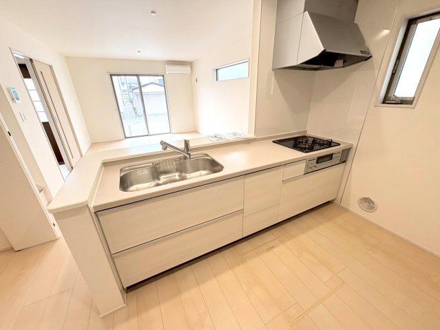 リーブルファイン　岐阜市西川手　全4区画分譲のキッチン|機能的で手入れがしやすいシステムキッチンでお掃除も楽々。蛇口は浄水器内蔵型で節湯CI対応水栓です。　
人造大理石カウンターやキッチンパネルなど明るくきれいにお使いいただけます。