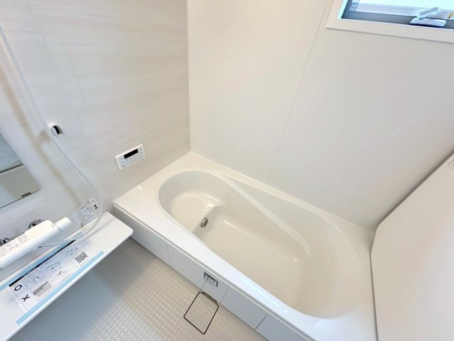 リーブルファイン　岐阜市西川手　全4区画分譲の浴室|明るく清潔感がある浴室。浴槽は環境にやさしい節水タイプ。浴槽内ステップで半身浴、親子入浴も安心です。
洗い場の床は乾きやすく滑りにくい快適仕様、水はけが良くカビの発生を軽減できます。
