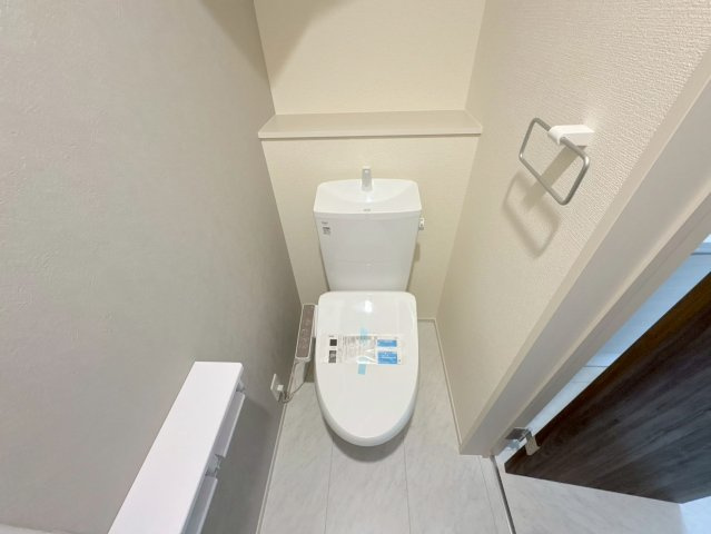 【商談中】リーブルファイン　岐阜市西川手　全4区画分譲のトイレ|超表面平滑加工とイオンパワーの「セフィオンテクト」加工で、汚れが付きにくく落ちやすい仕様で清潔です。
便器にフチがないので汚れが隠れて見えない部分がありません。お手入れがとってもラクラクです。