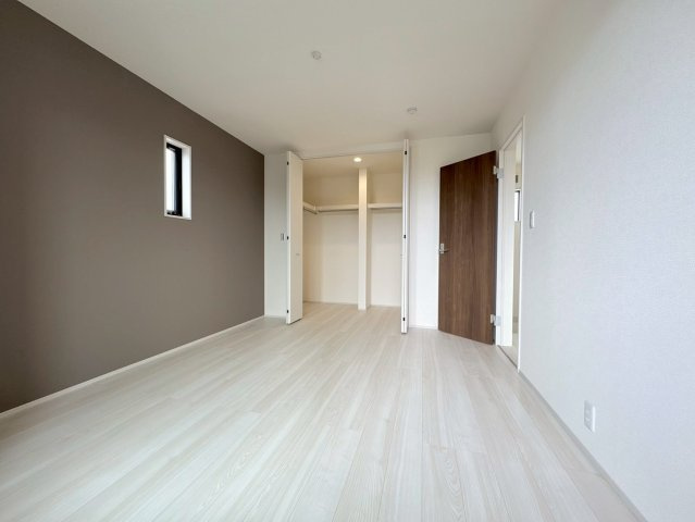 【商談中】リーブルファイン　岐阜市西川手　全4区画分譲の寝室|すべての居室にはたっぷり収納できる大型のクローゼット、各室に２４時間換気システムを設置しています。
排気ファンから低風量で24時間強制排気し、家の中の空気をいつも新鮮に保ちます。
