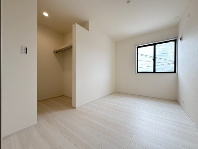 【商談中】リーブルファイン　岐阜市西川手　全4区画分譲の洋室|全居室にたっぷり収納できる大型クローゼット、居室部分の窓ガラスには間に空気層を設けたペアガラスを採用。
高い断熱性と共にガラス面の結露対策にも効果を発揮します。