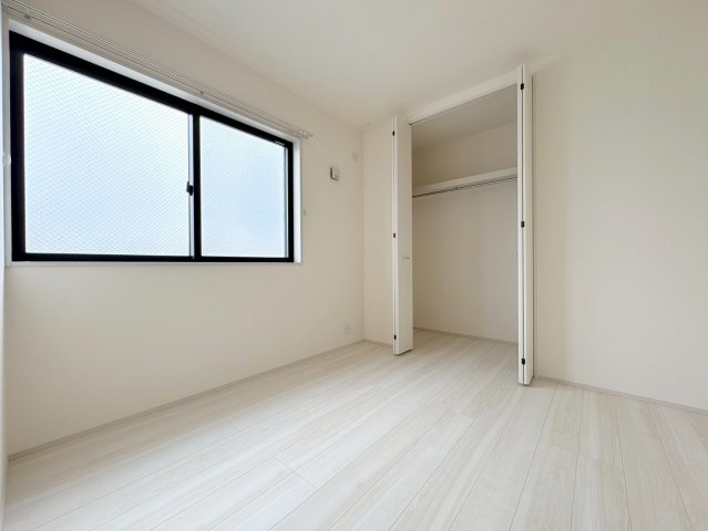 【商談中】リーブルファイン　岐阜市西川手　全4区画分譲の洋室|全居室にたっぷり収納できる大型クローゼット、居室部分の窓ガラスには間に空気層を設けたペアガラスを採用。
高い断熱性と共にガラス面の結露対策にも効果を発揮します。