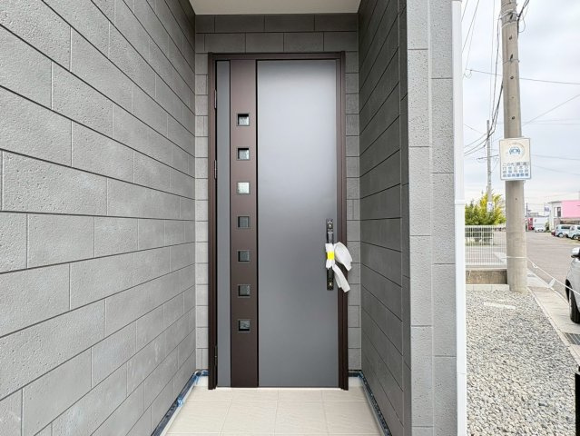 【商談中】リーブルファイン　岐阜市西川手　全4区画分譲の玄関|【ピッキング防止機能付き玄関ドア錠】玄関ドアの鍵は上下に２つあり、内側の下段は脱着サムターンキー。
鍵を不正に開錠されても、もう１つの鍵でピッキングを防ぎます。防犯性の高い仕様になっています。