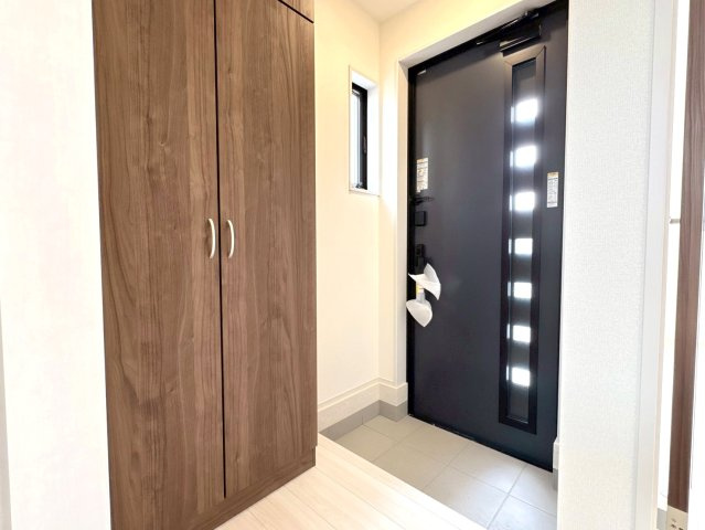 【商談中】リーブルファイン　岐阜市西川手　全4区画分譲の玄関|大容量のシューズ収納付きで玄関周りもすっきり！玄関ドアからの光が玄関ホールを明るくしてくれます。