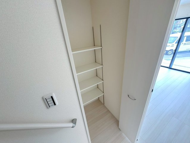 【商談中】リーブルファイン　岐阜市西川手　全4区画分譲の収納|階段横の収納はお掃除道具入れなどに便利！