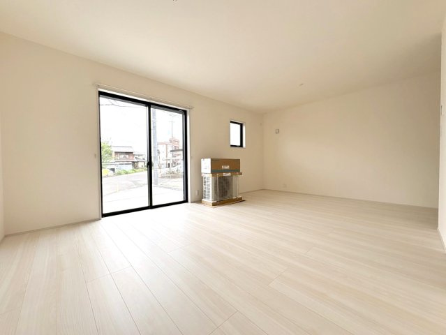 【商談中】リーブルファイン　岐阜市西川手　全4区画分譲の居間・リビング|明るい日差しをふんだんに取り込んだリビングダイニングは家族の笑顔につつまれた素敵な空間になります。
一建設の家は精度が高く丈夫な工法を採用し、「住宅トップランナー基準」に対応しています。