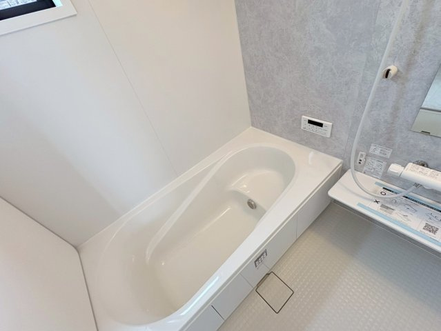 【商談中】リーブルファイン　岐阜市西川手　全4区画分譲の浴室|明るく清潔感がある浴室。浴槽は環境にやさしい節水タイプ。浴槽内ステップで半身浴、親子入浴も安心です。
洗い場の床は乾きやすく滑りにくい快適仕様、水はけが良くカビの発生を軽減できます。
