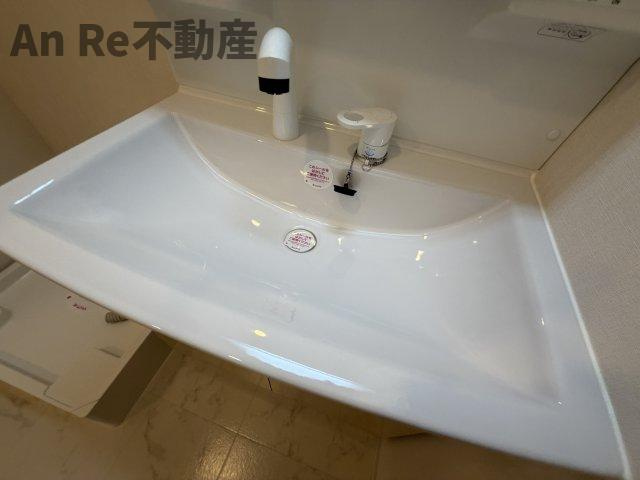 川口市大字安行領根岸のアパートの独立洗面台