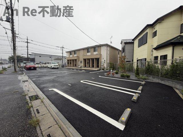 川口市大字安行領根岸のアパートの駐車場