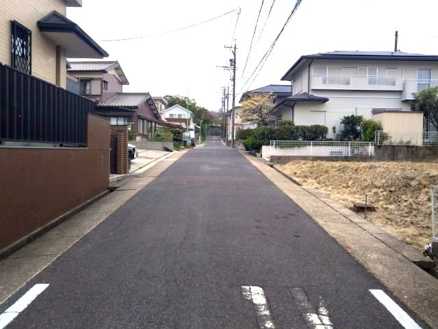 緑区篭山1期　売地の周辺|現地写真　※令和8年4月9日撮影
道幅6mの道路に面しているため車での通行も安心。
