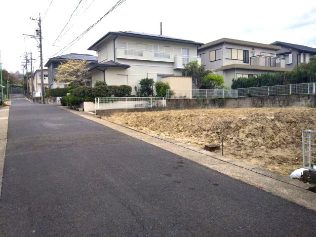 緑区篭山1期　売地の外観|前面道路