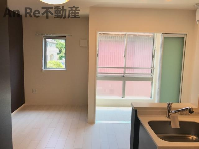 川口市大字安行領根岸のアパートの居間・リビング
