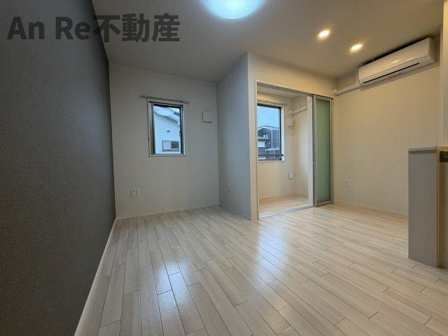 川口市大字安行領根岸のアパートの居間・リビング