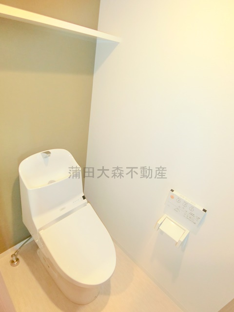 レスピール羽田のトイレ|棚収納と温水洗浄便座付きのタンクレストイレ