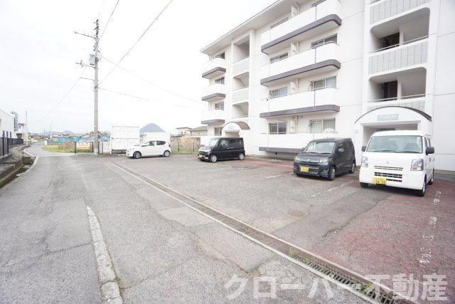 アクシス・エムの駐車場