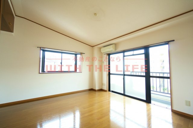 セカンドキャビン【キャッシュバック対象物件】の居間・リビング|こちらの居間で趣味の時間をお楽しみください