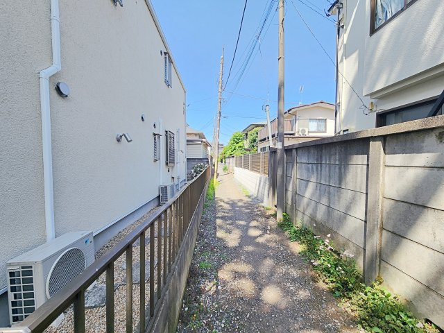 練馬区石神井台1丁目 限定1棟の前面道路含む現地写真|南側通路側からの撮影
両面通路に面した光と風を享受する快適な立地に誕生します