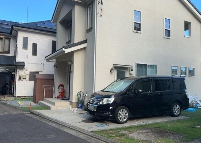 【前面道路含む現地写真】 | 住宅用の土地では前面道路に2m以上接していなければならないと法律で定められています。しかし、お持ちの車のサイズやライフスタイルなどにより、2mでは利便が悪い場合もございますので、事前に確認しましょう。