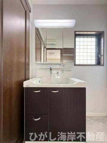 茅ヶ崎市香川4丁目　中古戸建の独立洗面台|新規リフォーム完了！　三面鏡化粧台