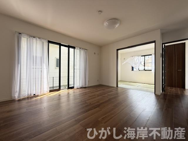 茅ヶ崎市香川4丁目　中古戸建の居間・リビング|新規リフォーム完了！　12.5帖　LDK