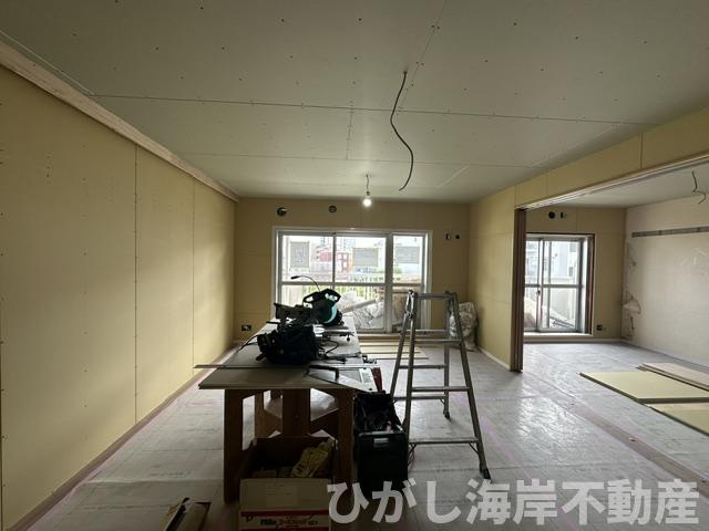 辻堂駅前ハイツ２号棟の居間・リビング|6月8日撮影　新規リフォーム中　16.2帖　LDK