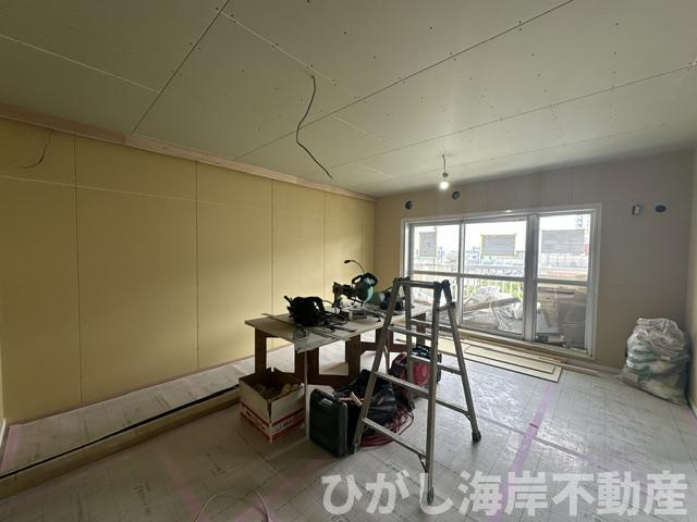 辻堂駅前ハイツ２号棟の居間・リビング|6月8日撮影　新規リフォーム中　16.2帖　LDK