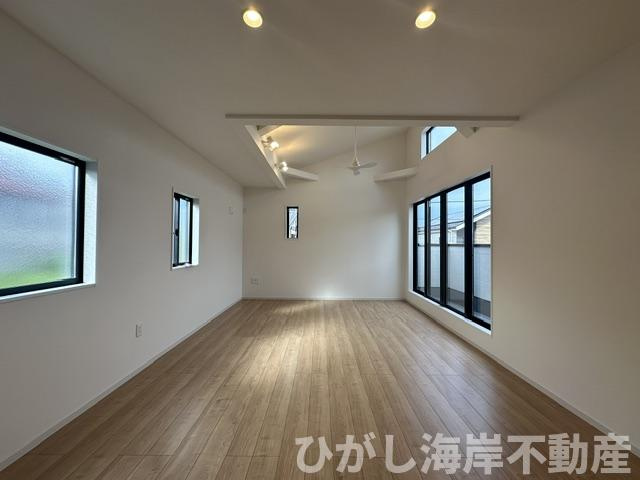 藤沢市辻堂太平台１丁目　新築戸建の居間・リビング|19.8帖　吹抜付LDK