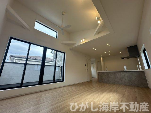 藤沢市辻堂太平台１丁目　新築戸建の居間・リビング|19.8帖　吹抜付LDK