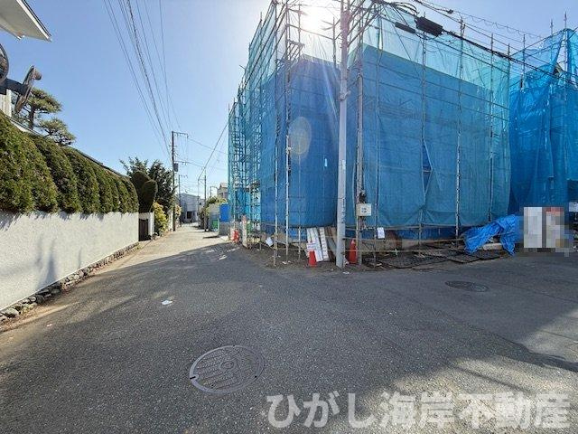 藤沢市辻堂太平台１丁目　新築戸建の前面道路含む現地写真|4月11日撮影　建築中　現地外観