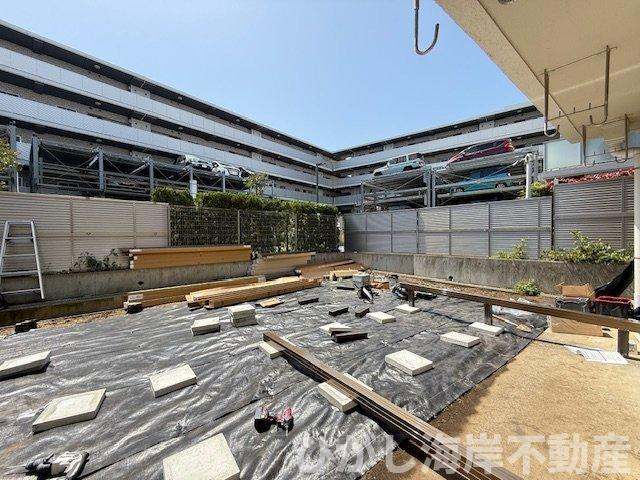 シーサイド茅ヶ崎のバルコニー|4月11日撮影　リフォーム工事中　ウッドデッキ