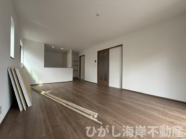 平塚市西真土1丁目 　新築戸建　全16棟の居間・リビング|9月5日撮影　18.5帖　LDK