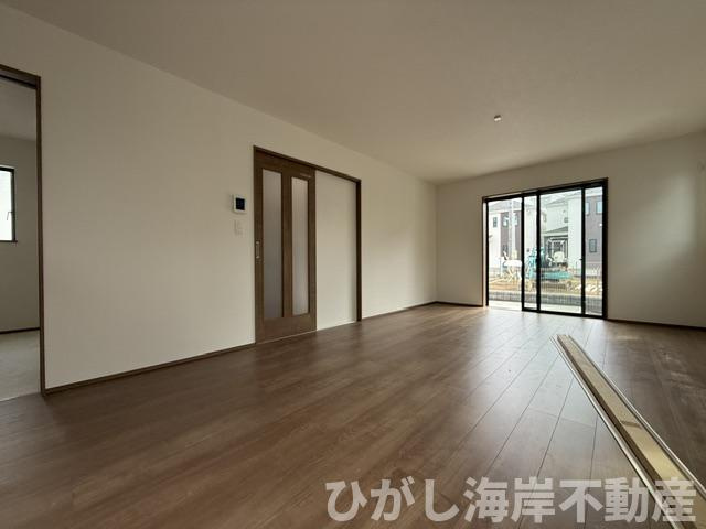 平塚市西真土1丁目 　新築戸建　全16棟の居間・リビング|9月5日撮影　18.5帖　LDK