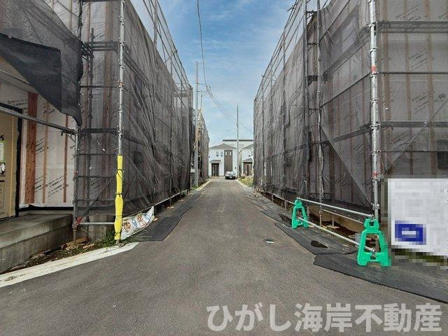 平塚市西真土1丁目 　新築戸建　全16棟の前面道路含む現地写真|6月15日撮影　建築中　現地外観