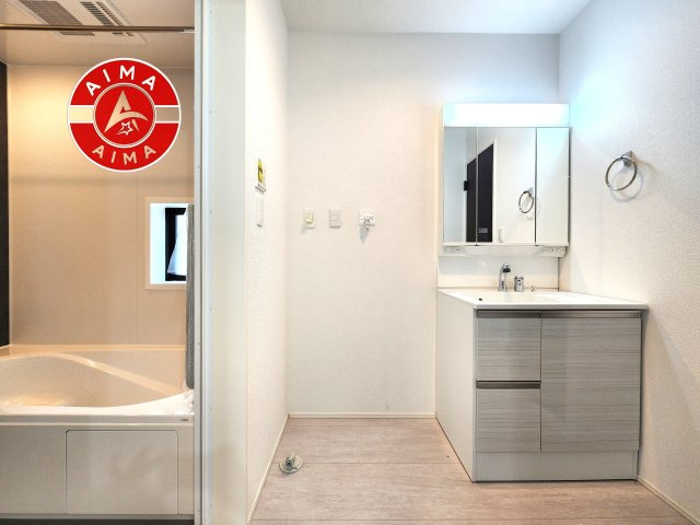 N・福岡市城南区樋井川2丁目第4-2棟（2号棟）の脱衣所|ゆとりの洗面スペースで朝の身支度もスムーズに。暮らしを快適に変えるシャワー付洗面台です！