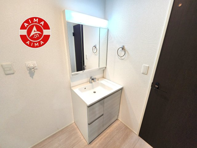 N・福岡市城南区樋井川2丁目第4-2棟（2号棟）の独立洗面台|毎日使うものだから清潔な空間を保ちたい水回り。洗面にはそんな願いを解消させてくれる収納アイデアが満載です。三面鏡の裏側にはキャビネットが現れ小物から背の高い物まで収納できます。