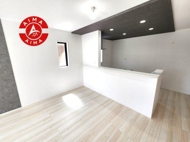 N・福岡市城南区樋井川2丁目第4-2棟（2号棟）のダイニング|キッチンから立ち込める香りが今日の料理を期待させます。
