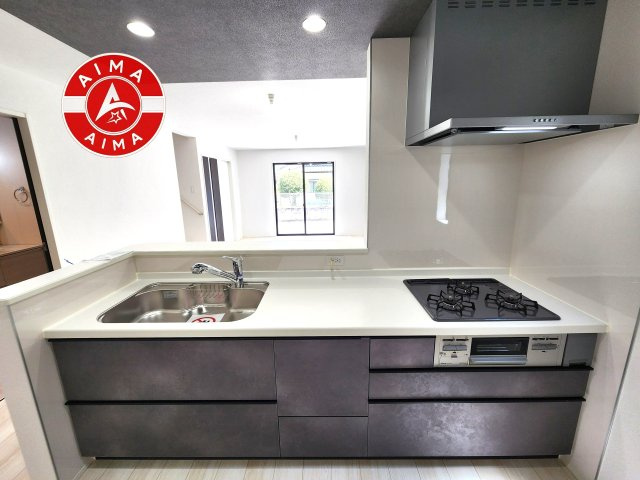 N・福岡市城南区樋井川2丁目第4-2棟（2号棟）のキッチン|ご家族を近くに感じられる対面キッチンのLDK。会話もはずみそうですね。