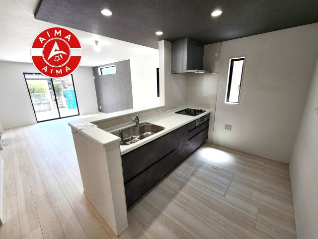 N・福岡市城南区樋井川2丁目第4-2棟（2号棟）のキッチン|ダイニングテーブルへの配膳がラクラク、お料理はかどるカウンター付きシステムキッチン！